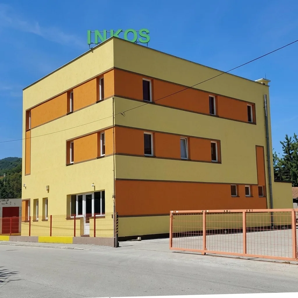 Das Firmengebäude von INKOS in Kakanj mit dem INKOS-Schriftzug auf dem Dach